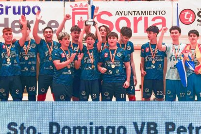 Los jugadores del Petrer alicantino levantando el título de campeones de España.