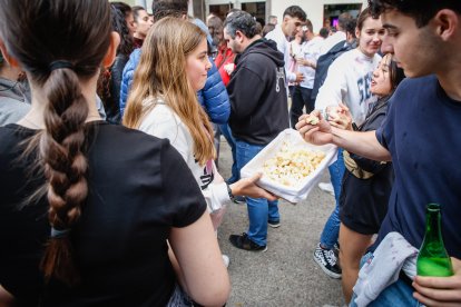 Pan, queso, bacalao y miles de sorianos disfrutando del primer gran evento sanjuanero.