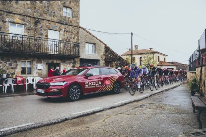 El paso de la Vuelta Femenina por Fuentetoba.
