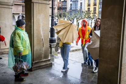 El agua no amedrenta las ganas de fiesta