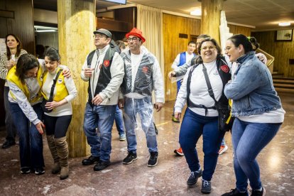 El agua no amedrenta las ganas de fiesta
