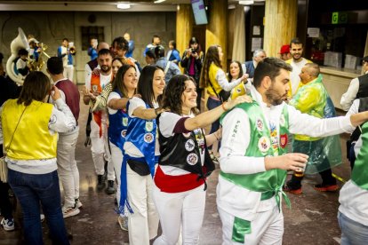 El agua no amedrenta las ganas de fiesta