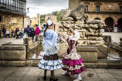 La Plaza Mayor fue el escenario para bailar sevillanas