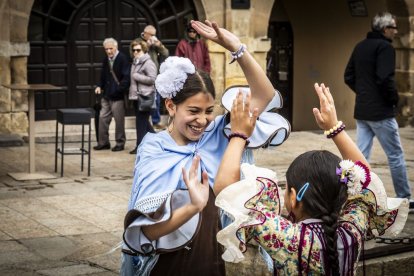 La Plaza Mayor fue el escenario para bailar sevillanas