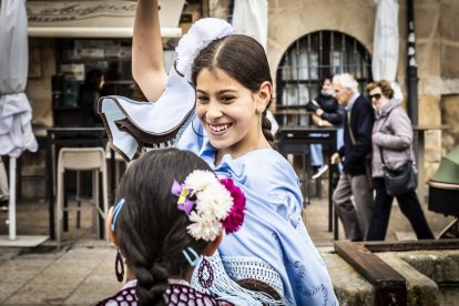 La Plaza Mayor fue el escenario para bailar sevillanas