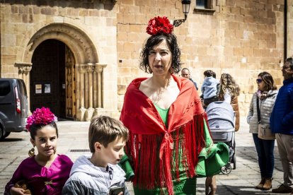 La Plaza Mayor fue el escenario para bailar sevillanas