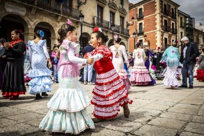 La Plaza Mayor fue el escenario para bailar sevillanas