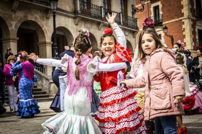 La Plaza Mayor fue el escenario para bailar sevillanas