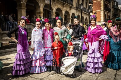 La Plaza Mayor fue el escenario para bailar sevillanas