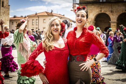 La Plaza Mayor fue el escenario para bailar sevillanas