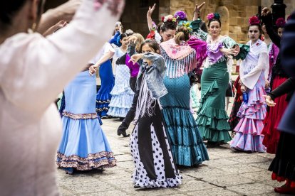 La Plaza Mayor fue el escenario para bailar sevillanas