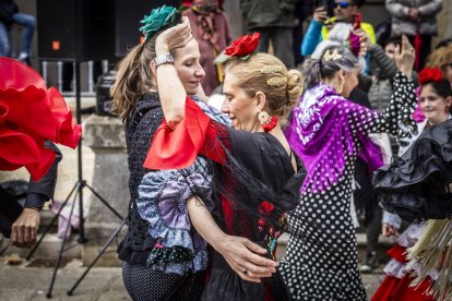 La Plaza Mayor fue el escenario para bailar sevillanas