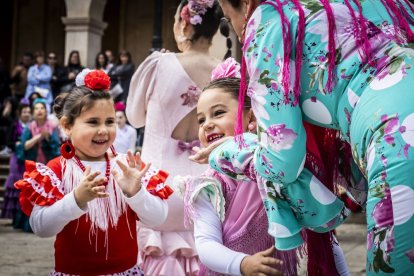 La Plaza Mayor fue el escenario para bailar sevillanas