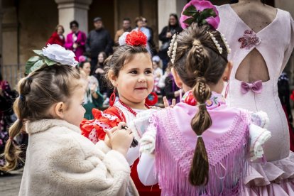 La Plaza Mayor fue el escenario para bailar sevillanas