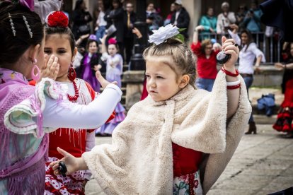 La Plaza Mayor fue el escenario para bailar sevillanas