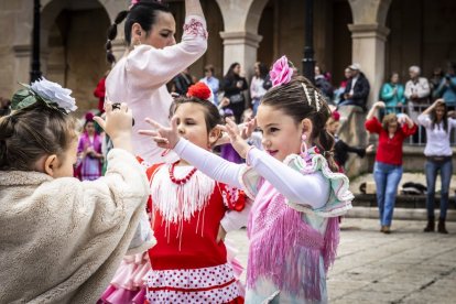La Plaza Mayor fue el escenario para bailar sevillanas