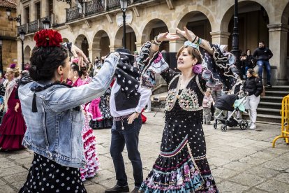 La Plaza Mayor fue el escenario para bailar sevillanas