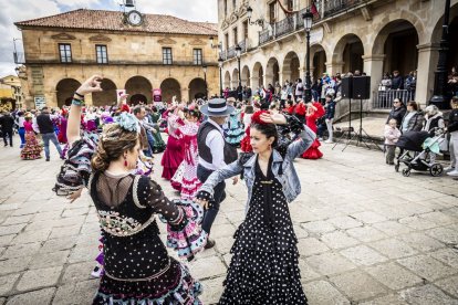 La Plaza Mayor fue el escenario para bailar sevillanas