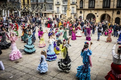 La Plaza Mayor fue el escenario para bailar sevillanas