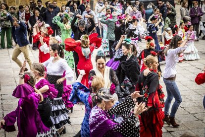 La Plaza Mayor fue el escenario para bailar sevillanas
