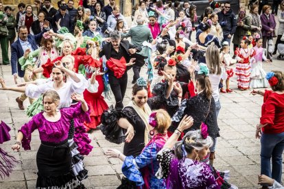 La Plaza Mayor fue el escenario para bailar sevillanas
