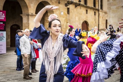 La Plaza Mayor fue el escenario para bailar sevillanas