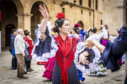 La Plaza Mayor fue el escenario para bailar sevillanas