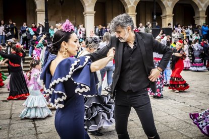 La Plaza Mayor fue el escenario para bailar sevillanas