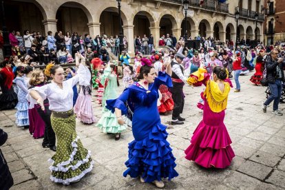 La Plaza Mayor fue el escenario para bailar sevillanas