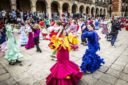La Plaza Mayor fue el escenario para bailar sevillanas