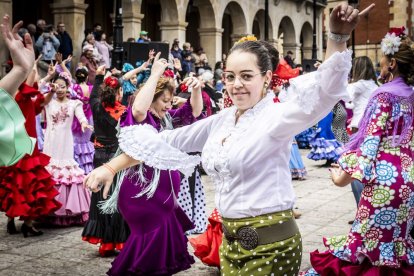 La Plaza Mayor fue el escenario para bailar sevillanas