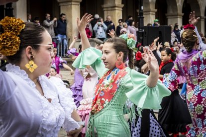 La Plaza Mayor fue el escenario para bailar sevillanas