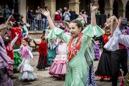 La Plaza Mayor fue el escenario para bailar sevillanas