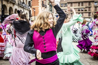 La Plaza Mayor fue el escenario para bailar sevillanas