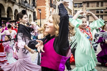 La Plaza Mayor fue el escenario para bailar sevillanas