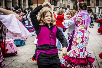 La Plaza Mayor fue el escenario para bailar sevillanas