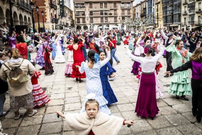 La Plaza Mayor fue el escenario para bailar sevillanas