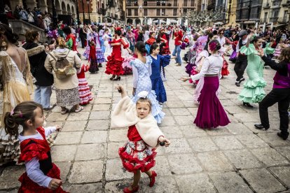 La Plaza Mayor fue el escenario para bailar sevillanas