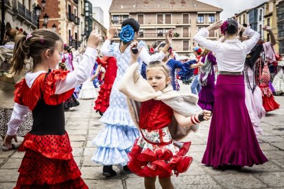 La Plaza Mayor fue el escenario para bailar sevillanas