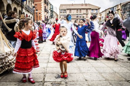 La Plaza Mayor fue el escenario para bailar sevillanas