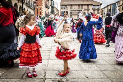 La Plaza Mayor fue el escenario para bailar sevillanas