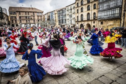 La Plaza Mayor fue el escenario para bailar sevillanas