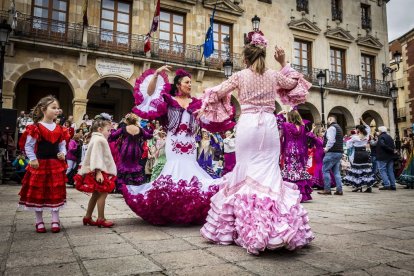 La Plaza Mayor fue el escenario para bailar sevillanas