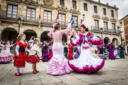 La Plaza Mayor fue el escenario para bailar sevillanas