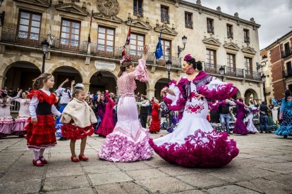 La Plaza Mayor fue el escenario para bailar sevillanas