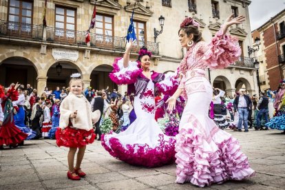 La Plaza Mayor fue el escenario para bailar sevillanas