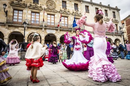 La Plaza Mayor fue el escenario para bailar sevillanas
