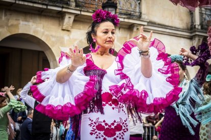 La Plaza Mayor fue el escenario para bailar sevillanas