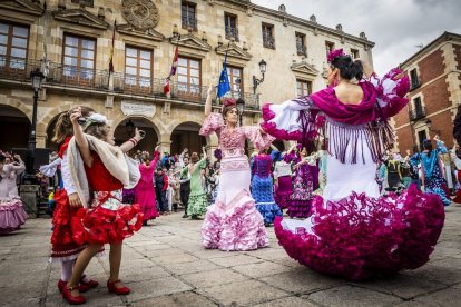 La Plaza Mayor fue el escenario para bailar sevillanas