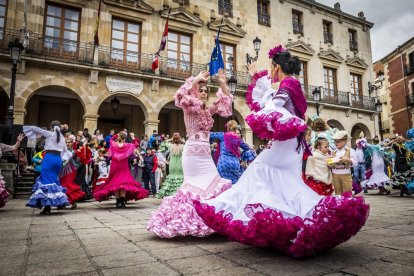 La Plaza Mayor fue el escenario para bailar sevillanas